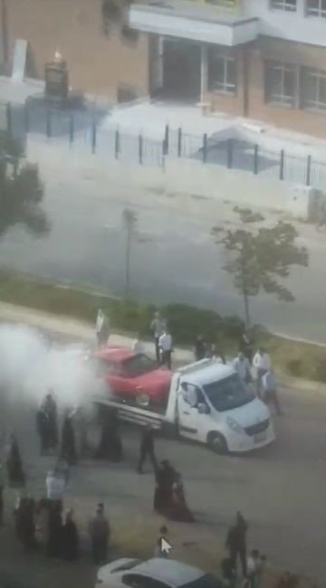 Gelin alma merasiminde çekici üzerindeki araçta lastik yaktılar