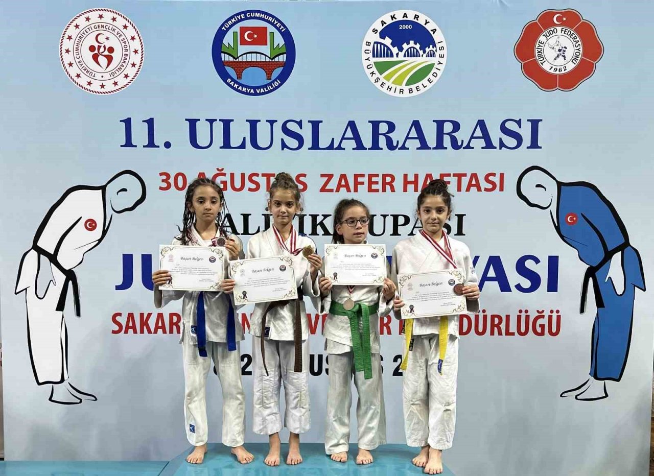Manisalı judocular, Sakarya’da 18 madalya kazandı