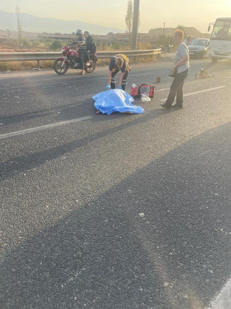 Manisa’da otomobilin çarptığı yaşlı kadın öldü