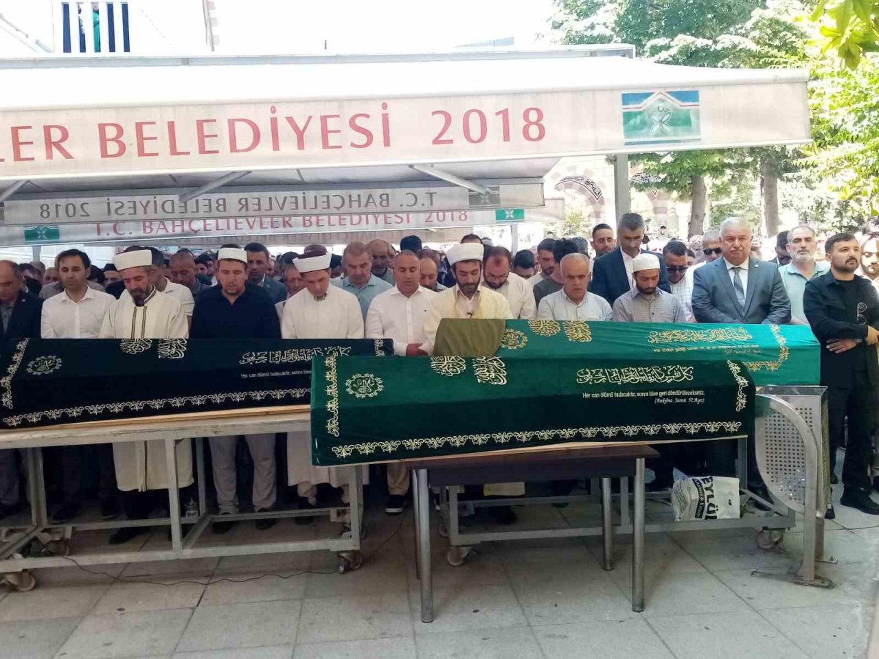 Anne, baba ve kardeşinin tabutuna sarılıp ağladı