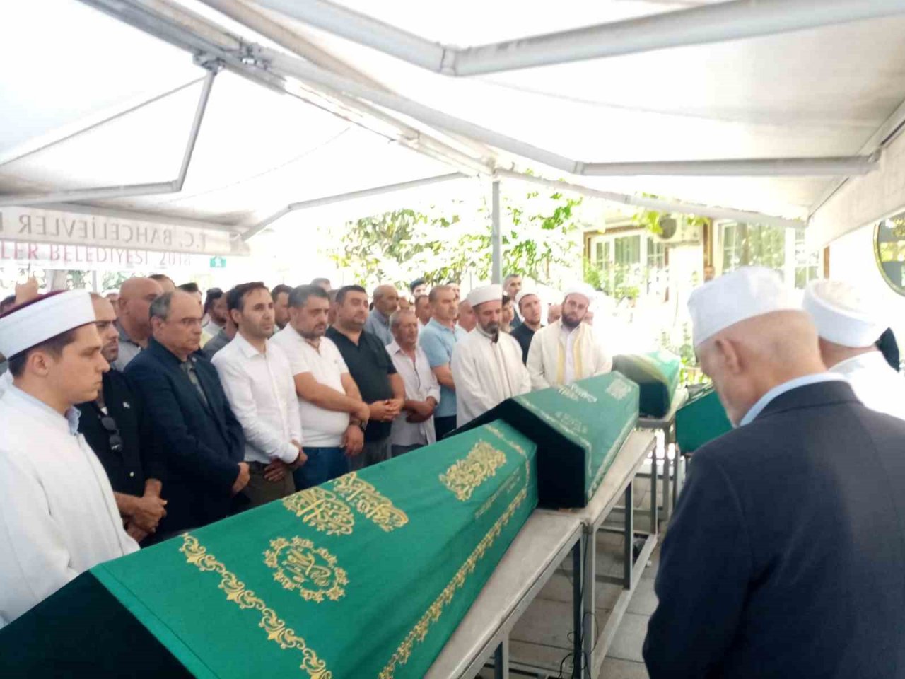 Anne, baba ve kardeşinin tabutuna sarılıp ağladı