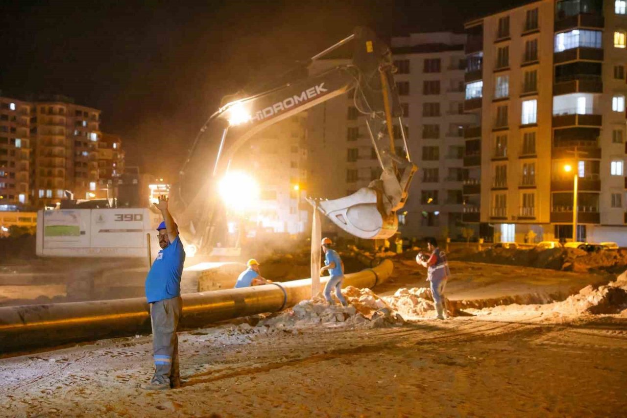 Belediye ekipleri gece mesaisinde