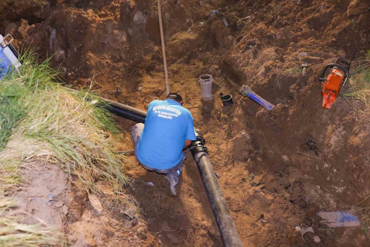 Belediye ekipleri gece mesaisinde