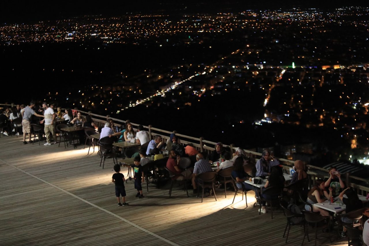 Sıcak havalarda Seyir Tepesi Denizlili vatandaşın gözde yeri oldu