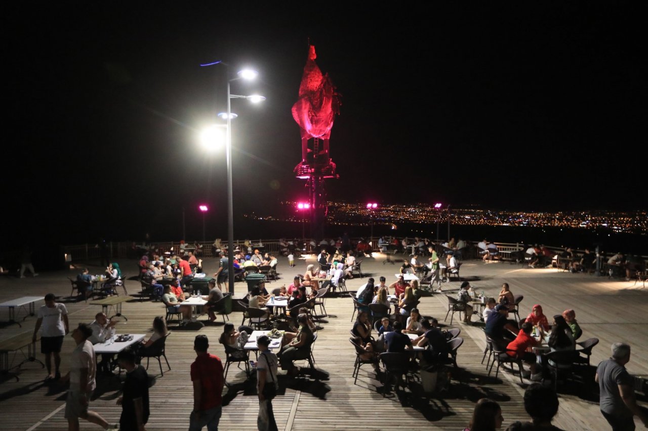 Sıcak havalarda Seyir Tepesi Denizlili vatandaşın gözde yeri oldu