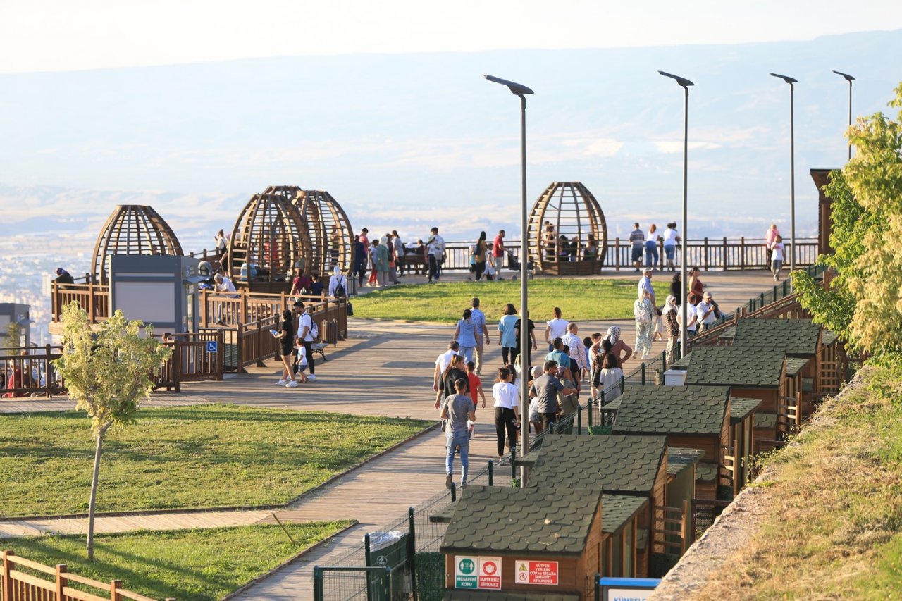 Sıcak havalarda Seyir Tepesi Denizlili vatandaşın gözde yeri oldu