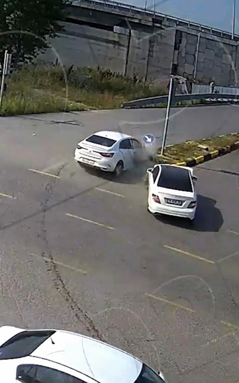 3 kişinin yaralandığı kaza kamerada