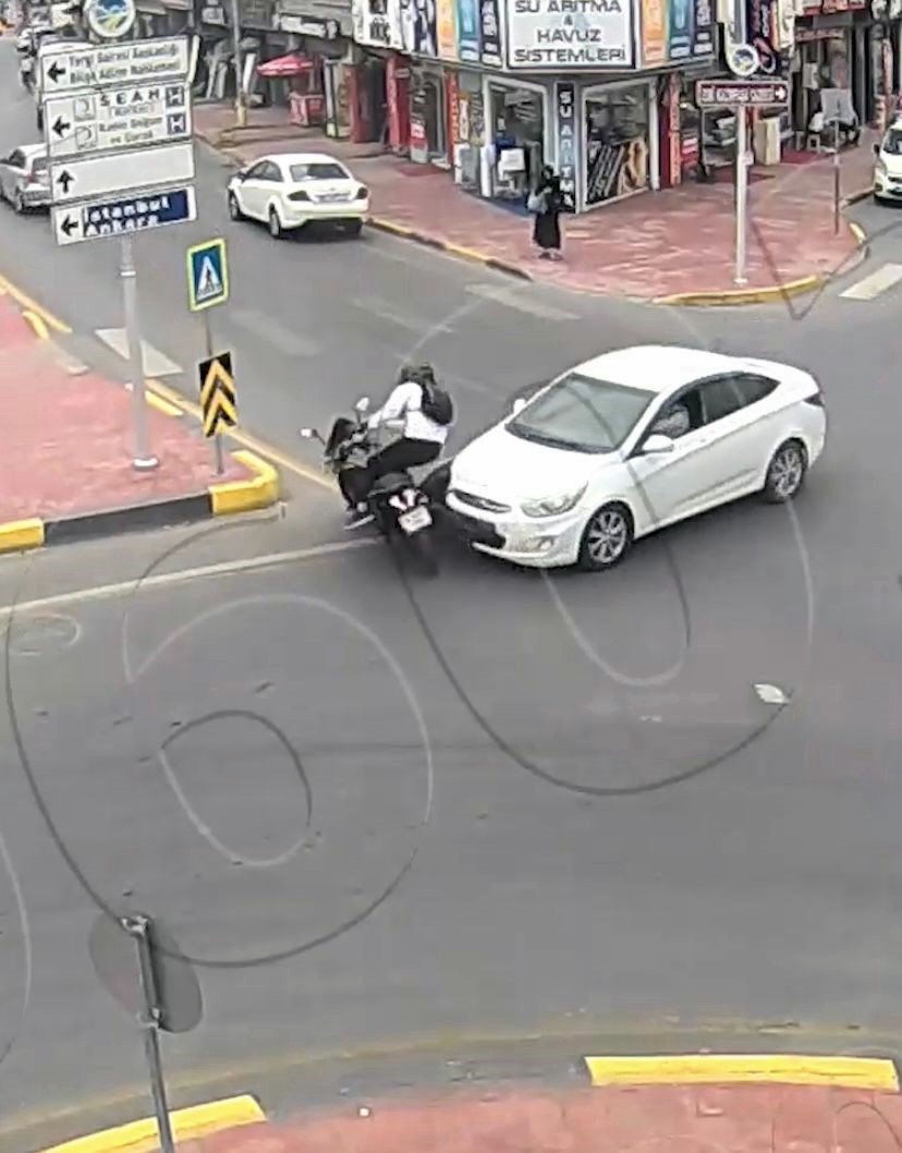 3 kişinin yaralandığı kaza kamerada