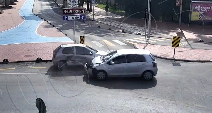 3 kişinin yaralandığı kaza kamerada