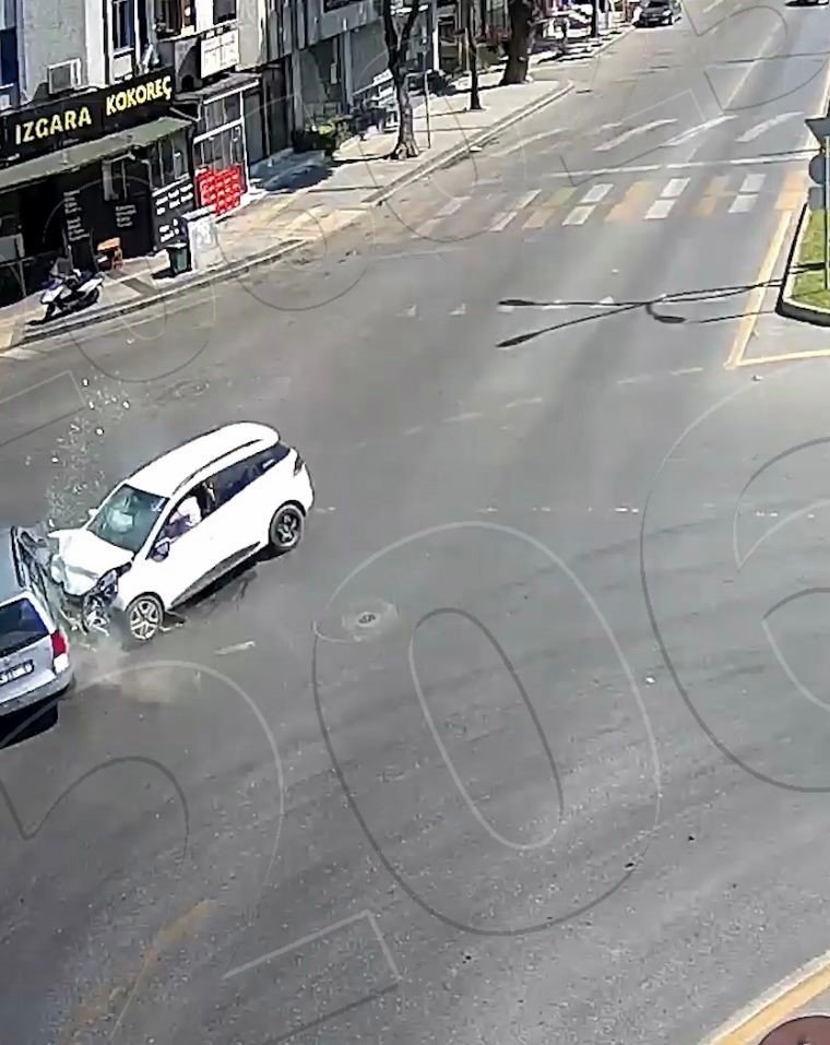3 kişinin yaralandığı kaza kamerada