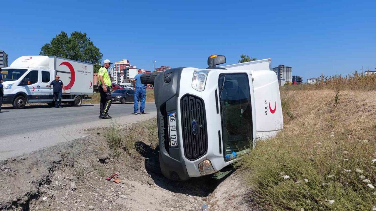 Türk Kızılay kan toplama aracı devrildi: 1 yaralı