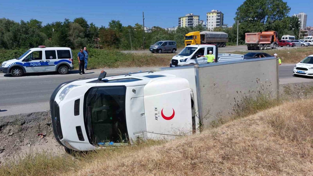 Türk Kızılay kan toplama aracı devrildi: 1 yaralı
