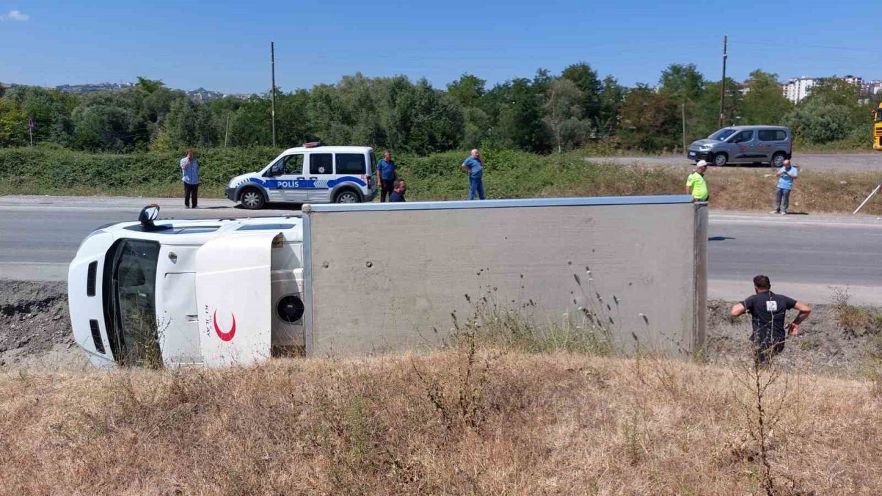 Türk Kızılay kan toplama aracı devrildi: 1 yaralı
