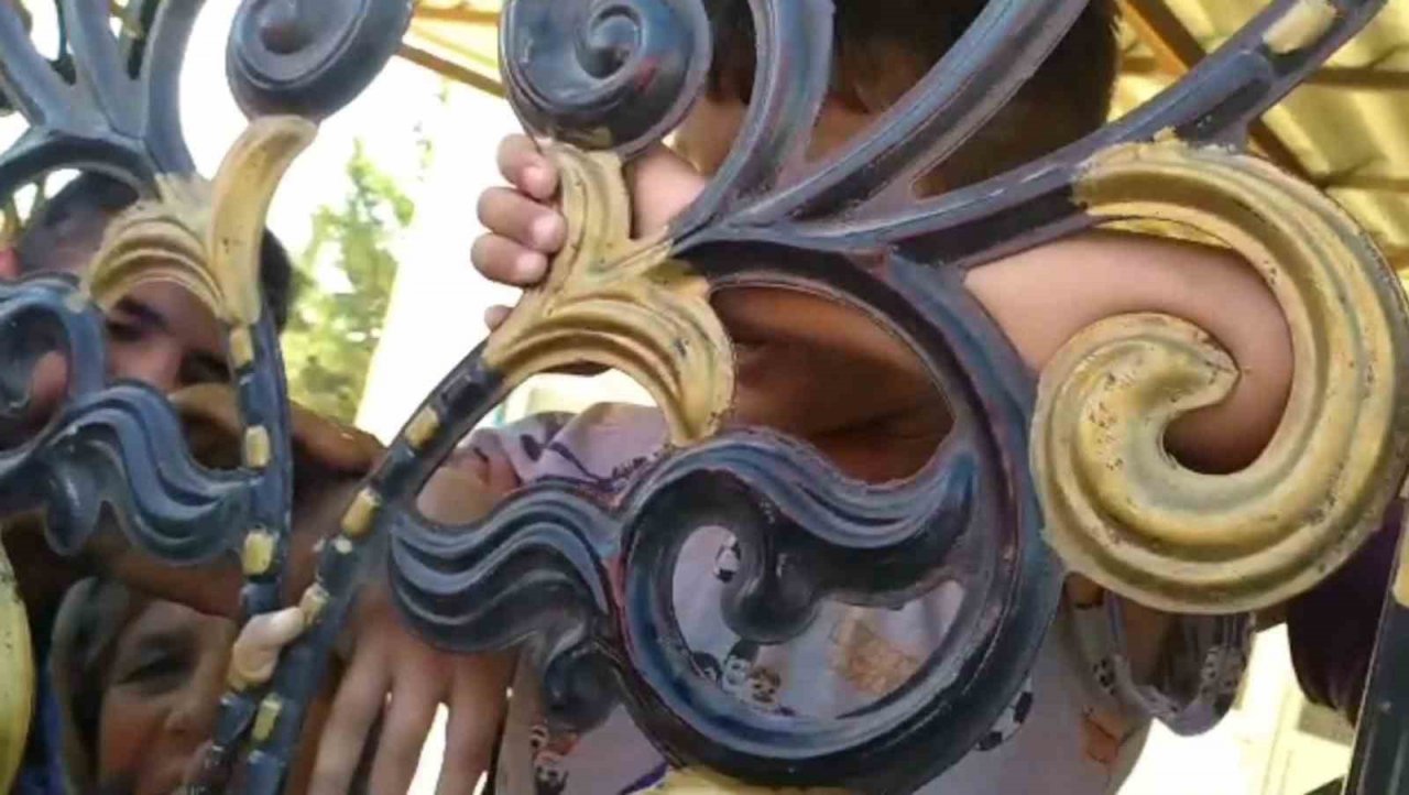 Oyun oynarken parmağını sıkıştırdı