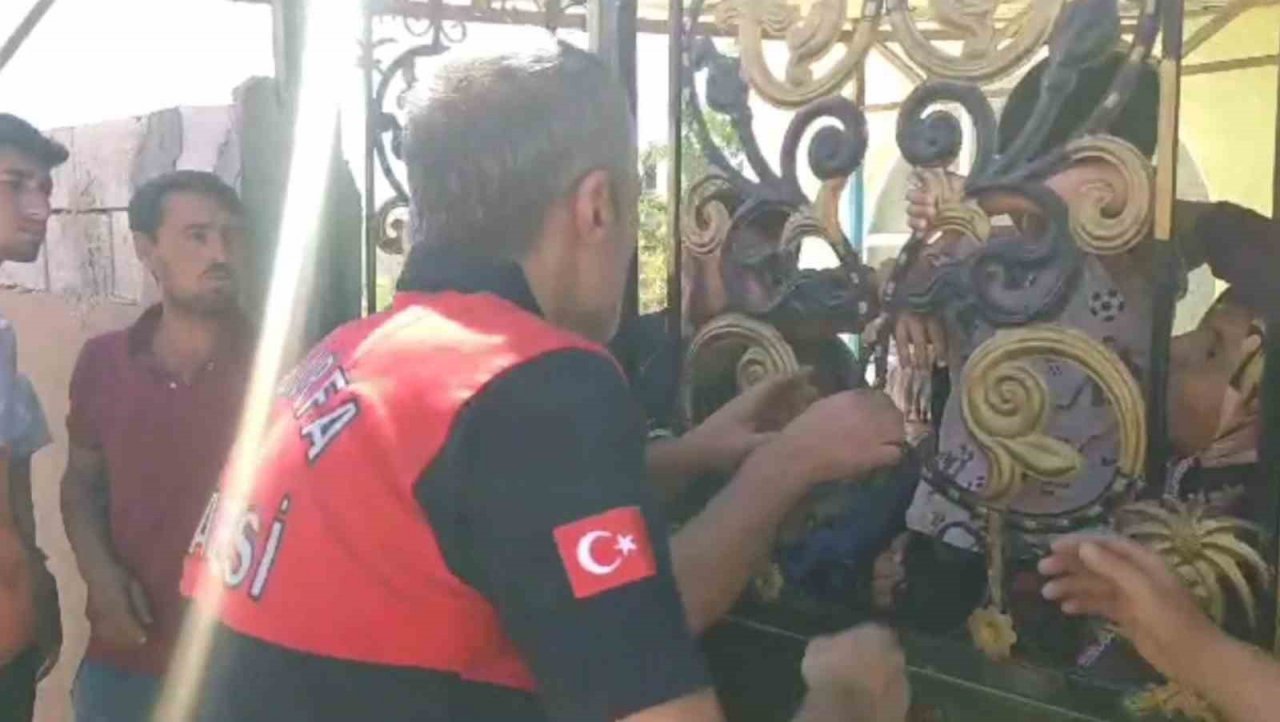 Oyun oynarken parmağını sıkıştırdı