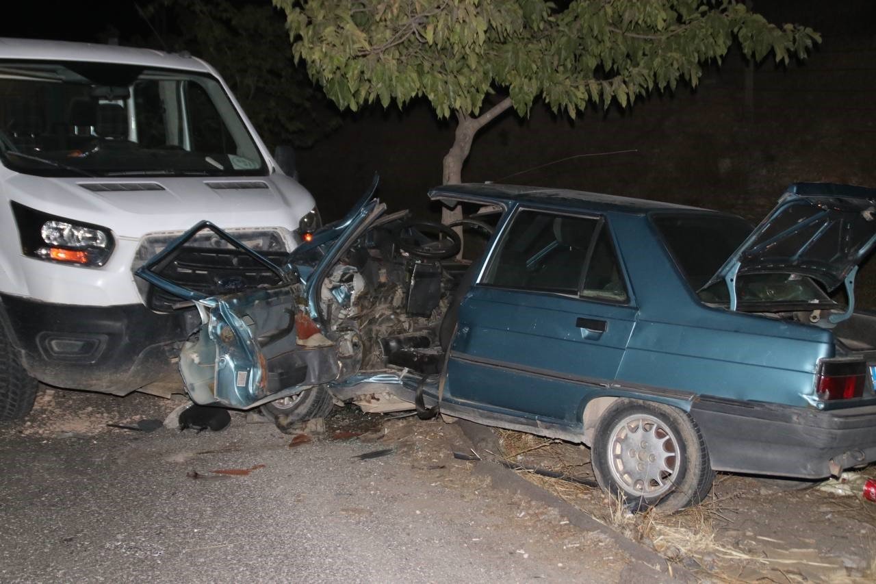 Şanlıurfa’da otomobil ile kamyonet çarpıştı: 2 yaralı