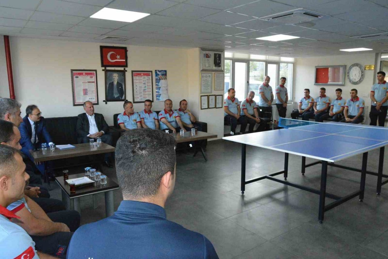 Vali Kızılkaya ilk mesaisini temizlik işçileri ve itfaiye erleriyle yaptı