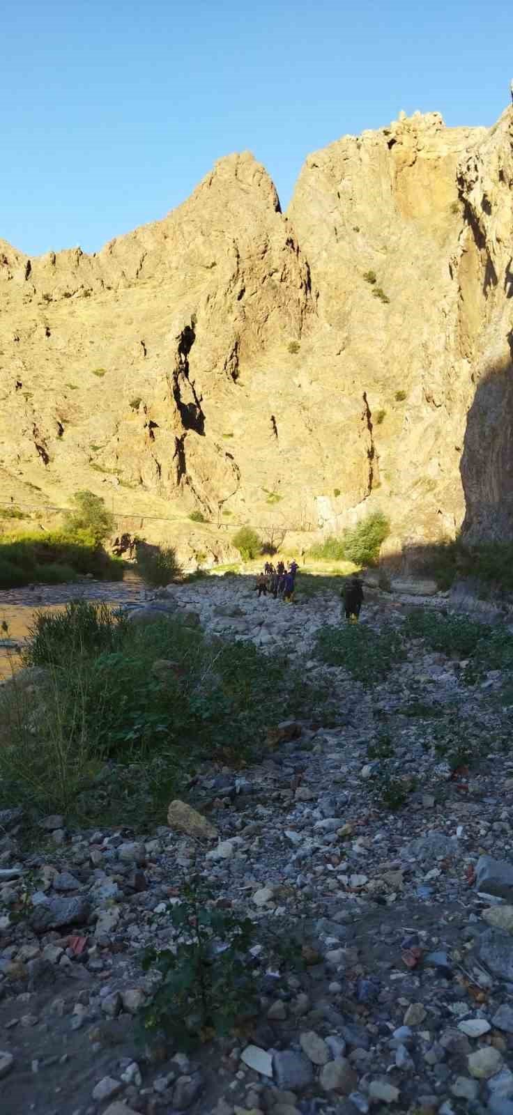 Serinlemek için girdiği sudan cansız bedeni çıkartıldı