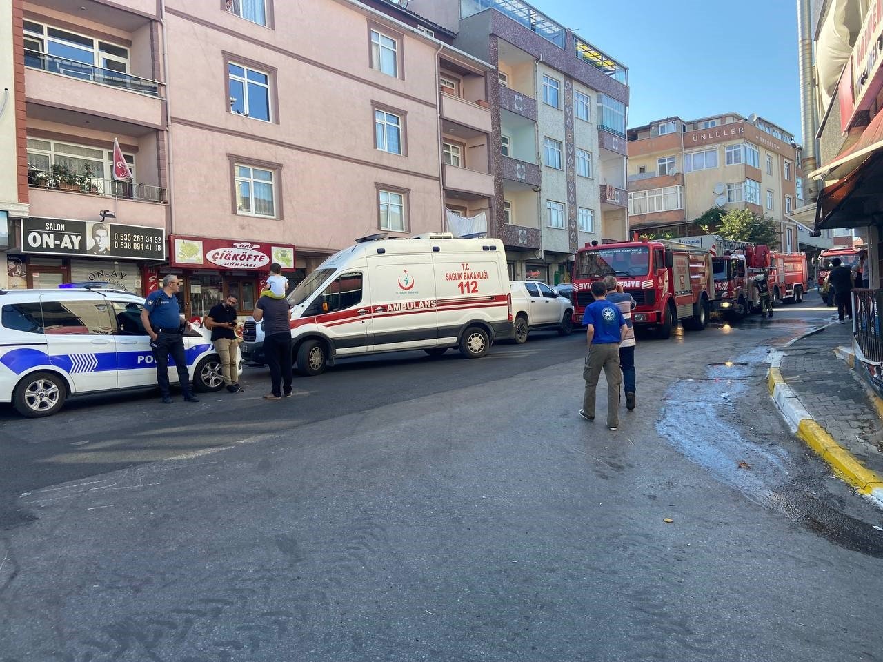 Sultanbeyli’de iki katlı binanın çatısı alev alev yandı