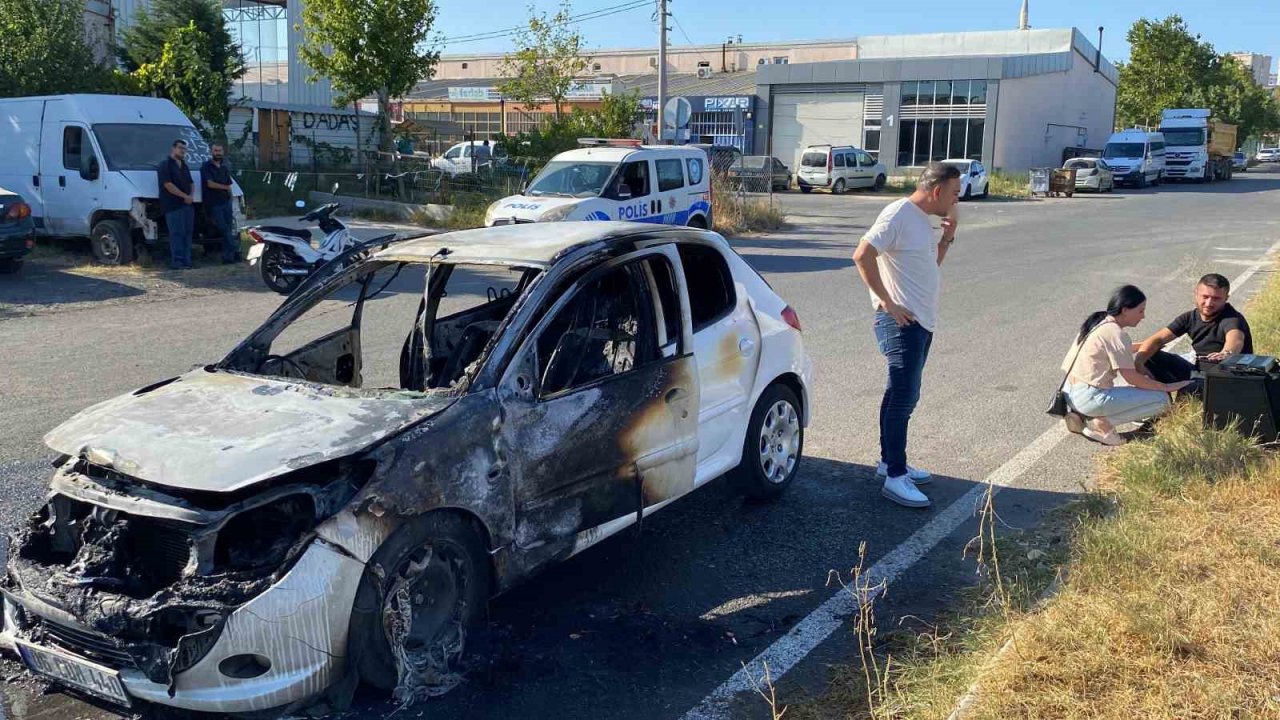 Yeni aldığı otomobili tamire götürürken alev alev yandı, gözyaşlarını tutamadı
