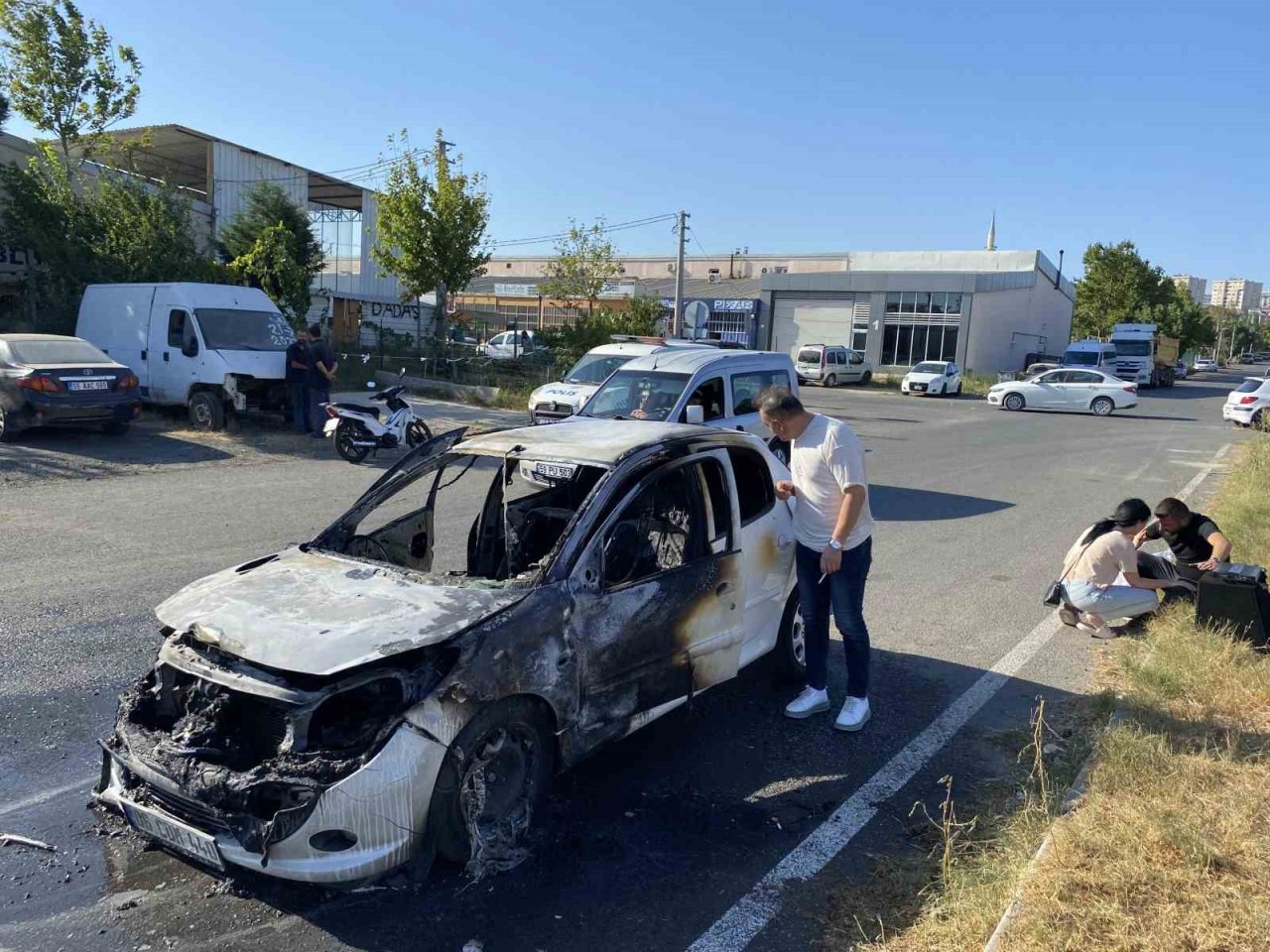 Yeni aldığı otomobili tamire götürürken alev alev yandı, gözyaşlarını tutamadı