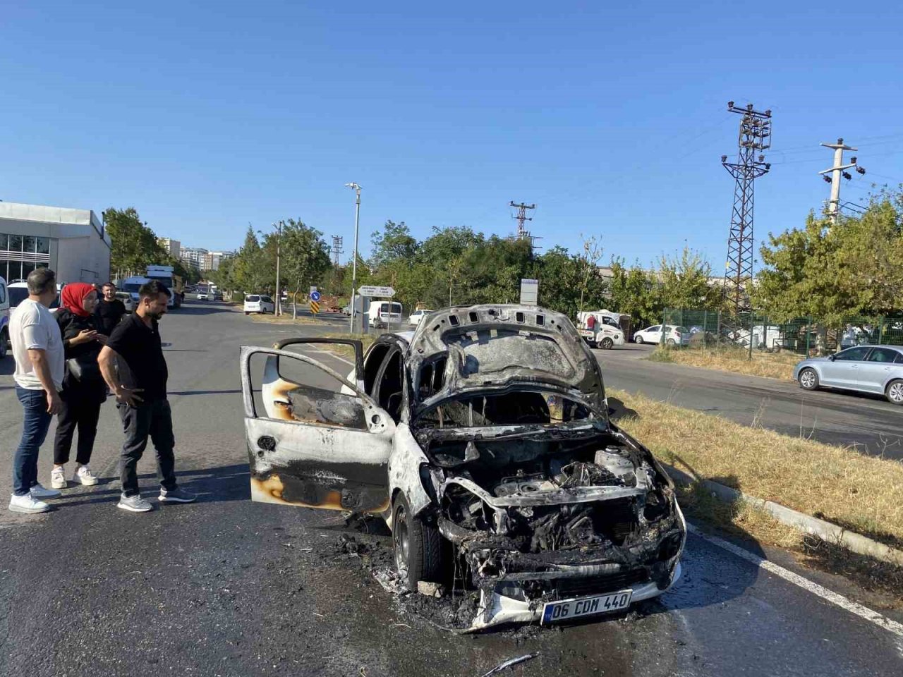 Yeni aldığı otomobili tamire götürürken alev alev yandı, gözyaşlarını tutamadı