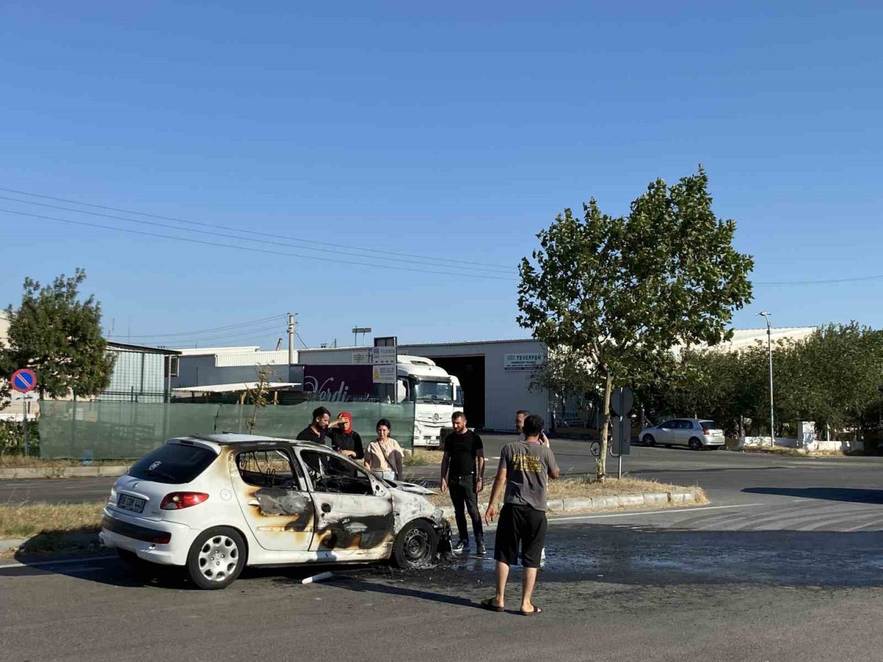 Yeni aldığı otomobili tamire götürürken alev alev yandı, gözyaşlarını tutamadı