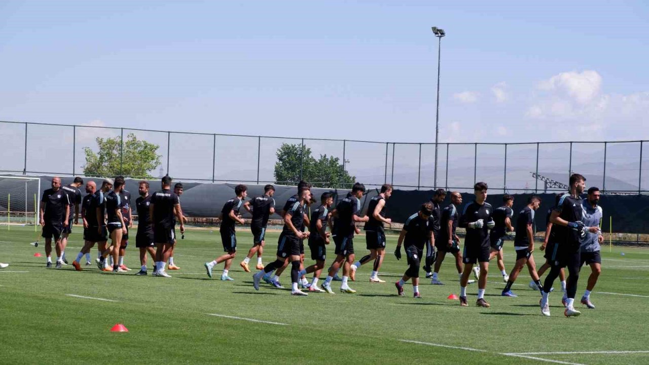 Erzurumspor Teknik Direktörü Hakan Kutlu: "204 günlük hasret bitsin"