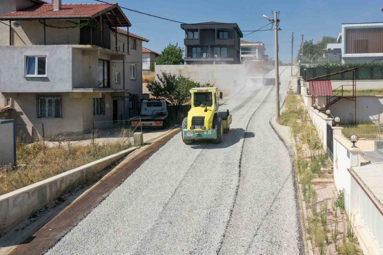 Uşak Belediyesi asfalt çalışmalarına hız kesmeden devam ediyor