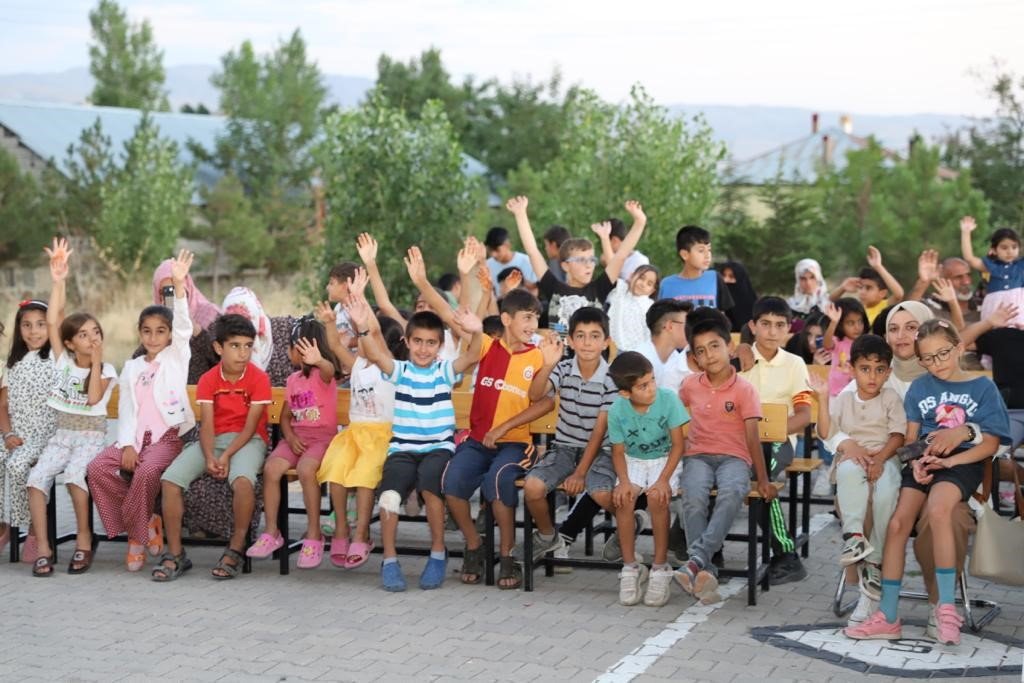 Muradiye’de çocuklar için açık havada sinema etkinliği