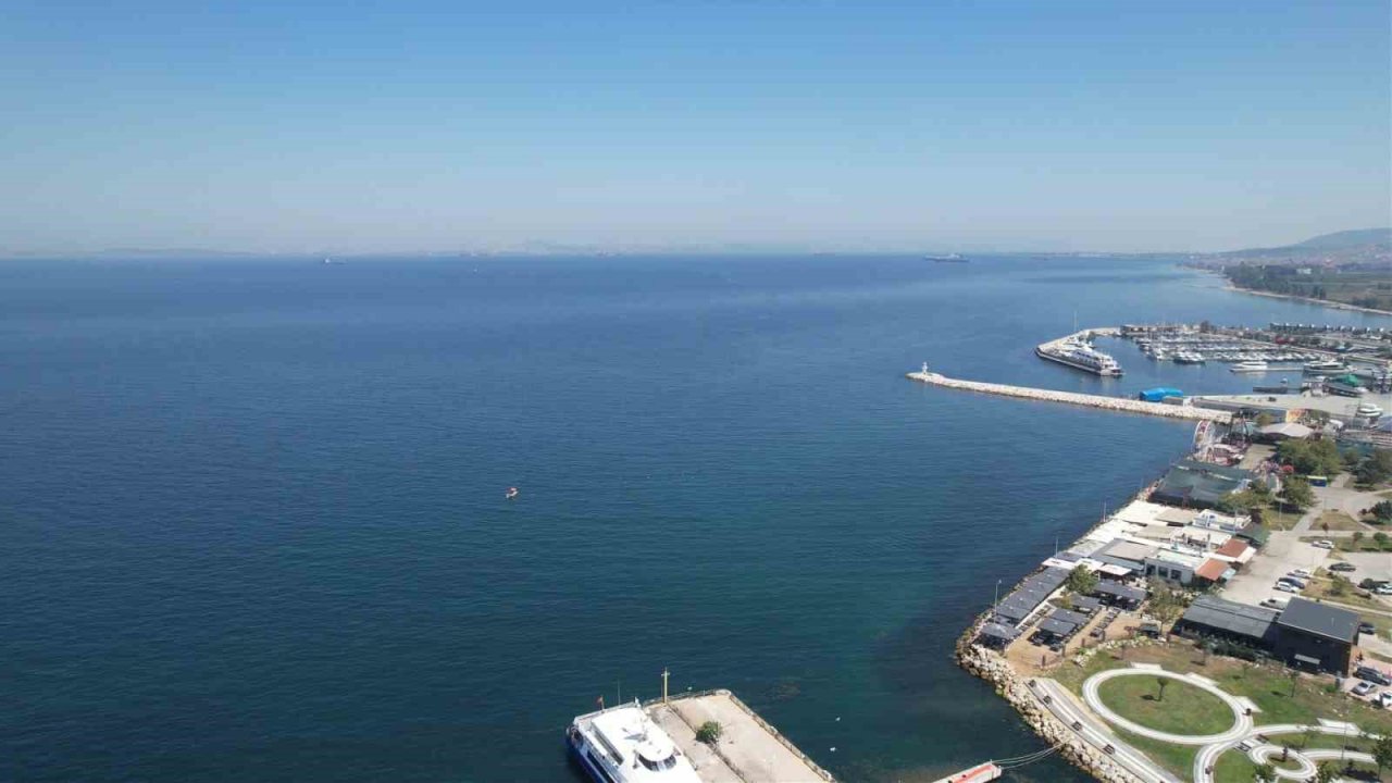 Deniz polisi Yalova açıklarında batık gemi buldu