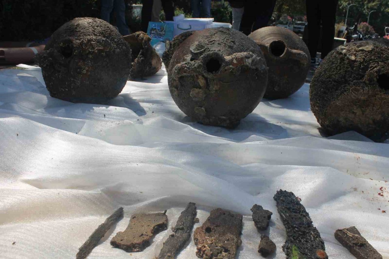 Deniz polisi Yalova açıklarında batık gemi buldu