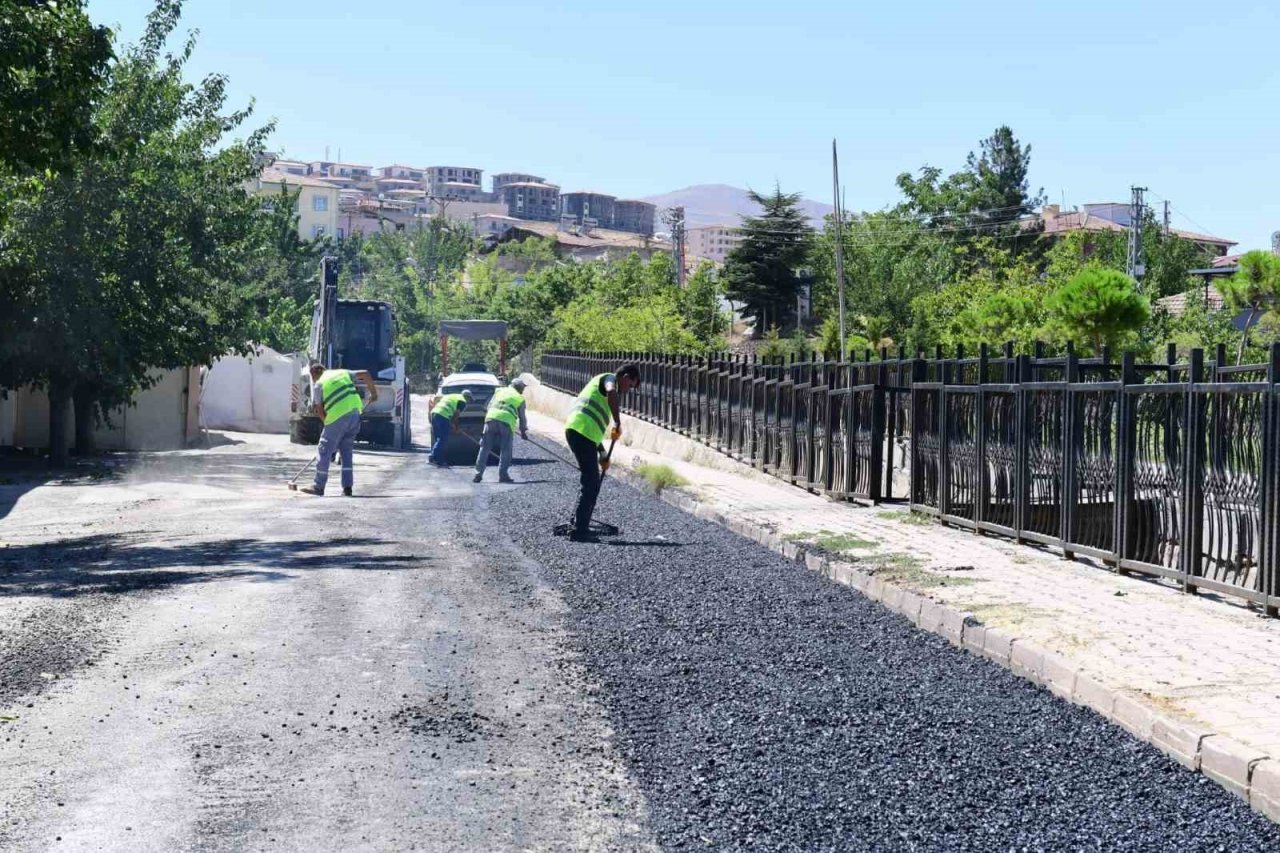 Yeşilyurt’ta yol çalışmaları hız kesmeden devam ediyor
