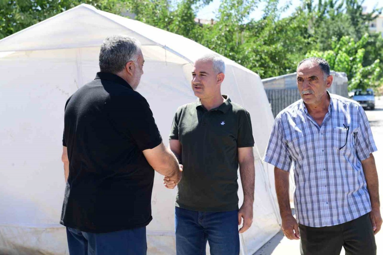 Yeşilyurt’ta yol çalışmaları hız kesmeden devam ediyor