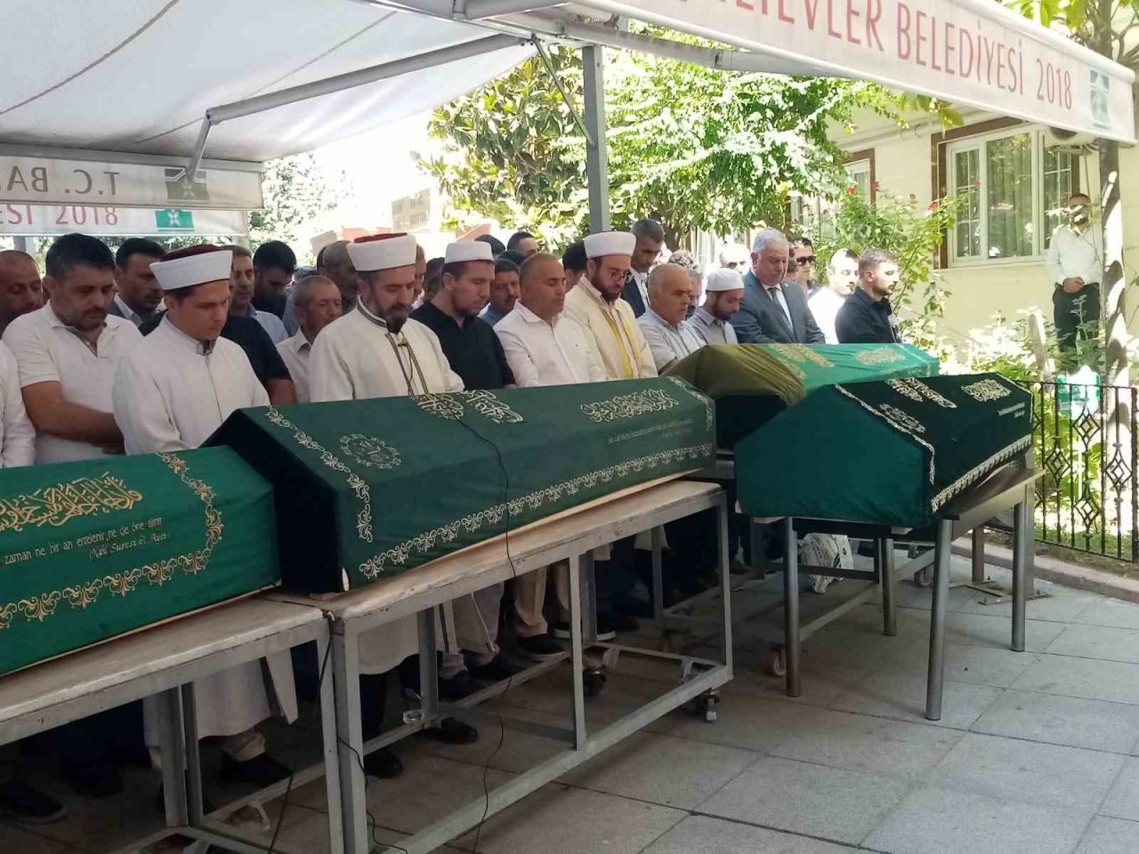 Anne, baba ve kardeşinin tabutuna sarılıp ağladı