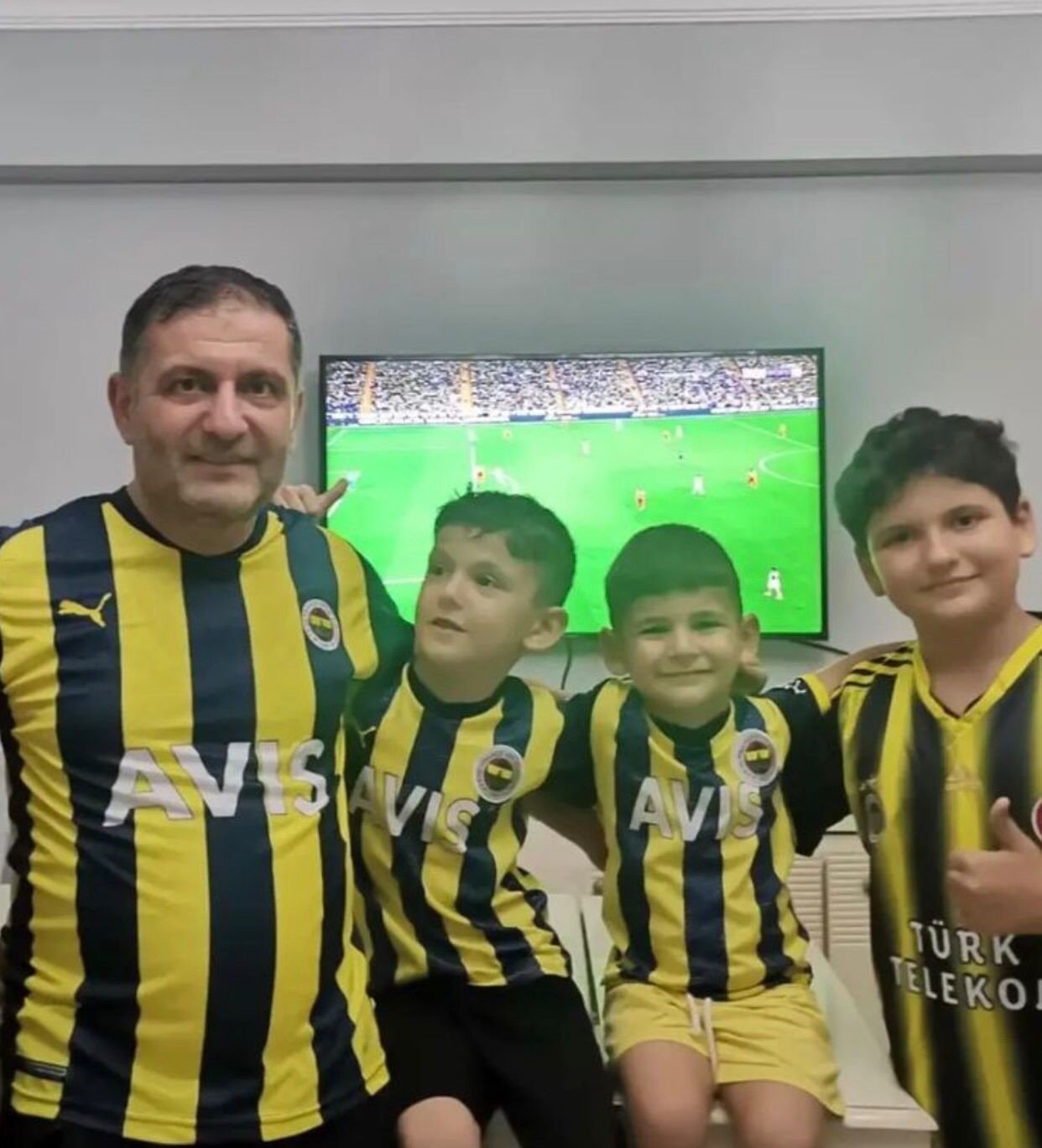 Anne, baba ve kardeşinin tabutuna sarılıp ağladı