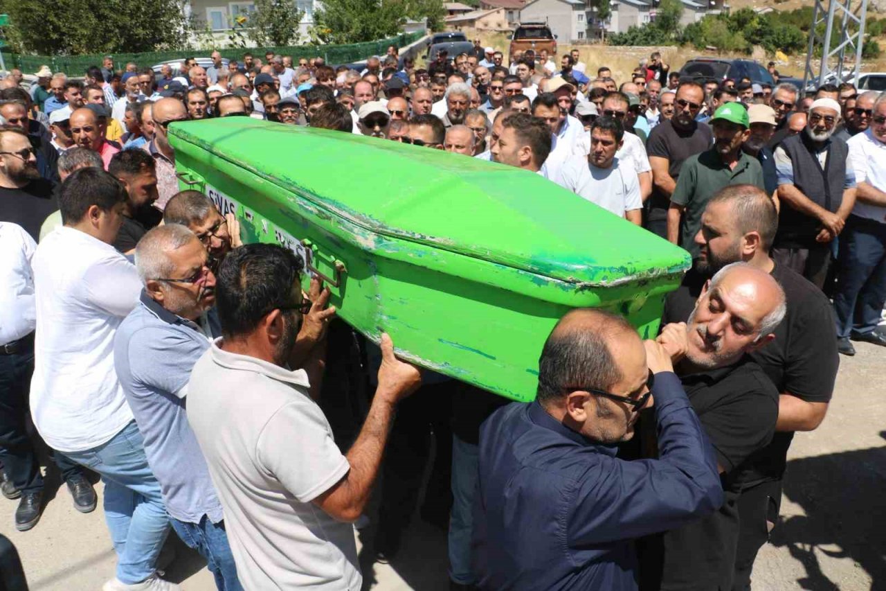 12 kişinin öldüğü kazada sürücü son yolculuğuna uğurlandı