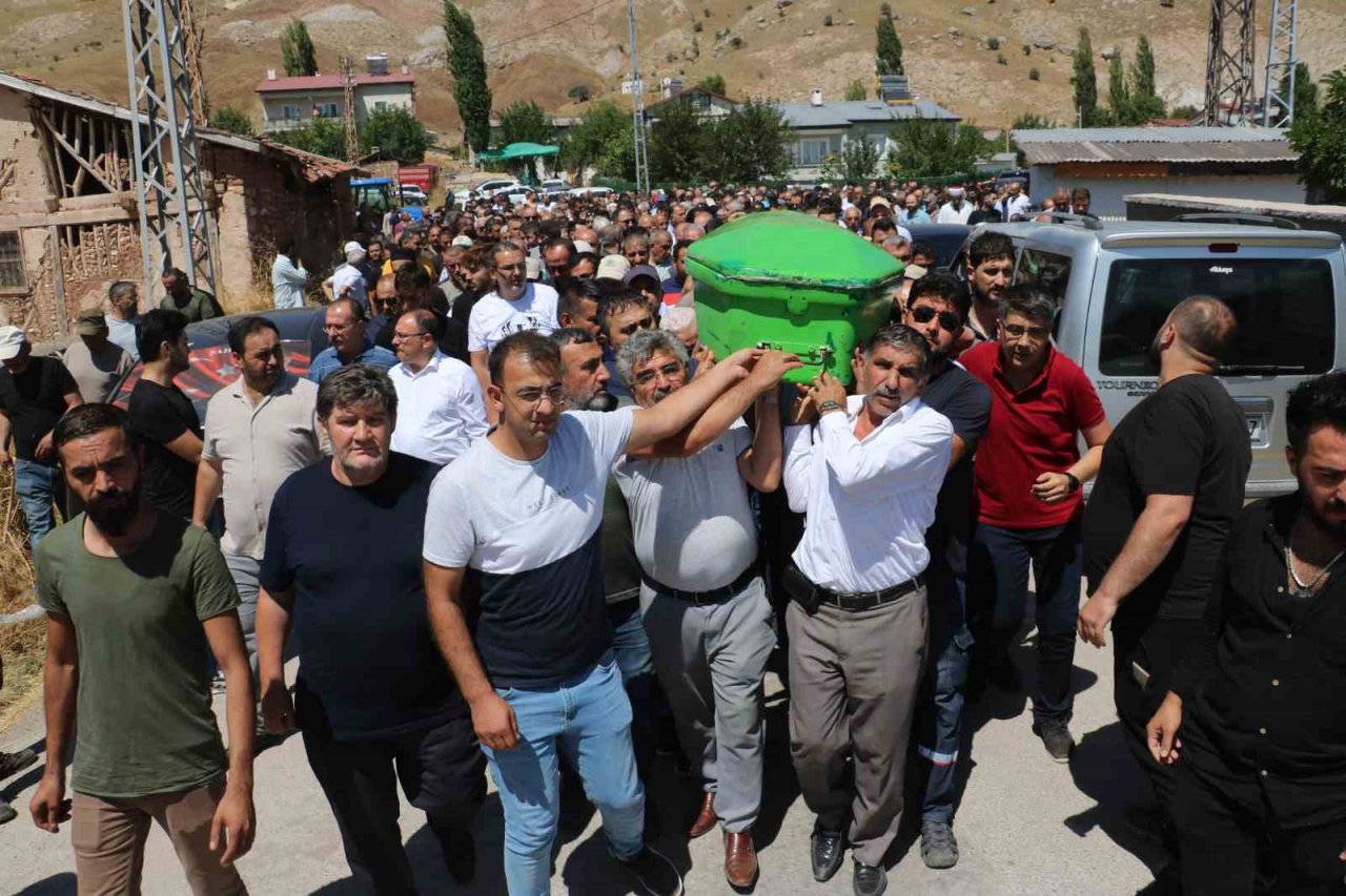 12 kişinin öldüğü kazada sürücü son yolculuğuna uğurlandı