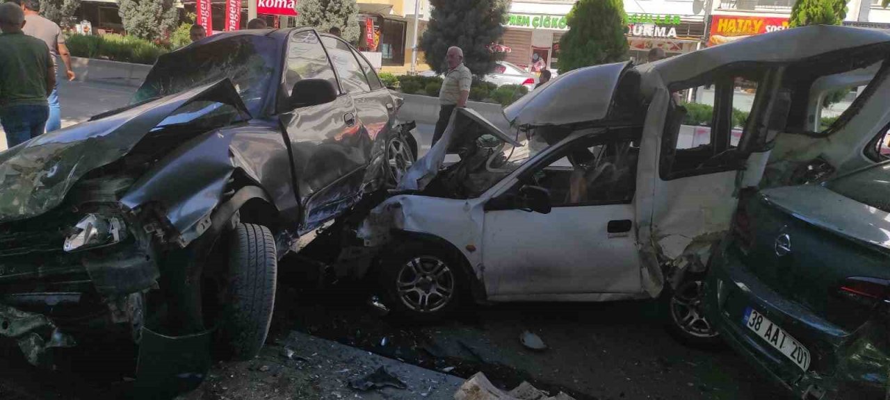 Yozgat’ta freni patlayan kamyon 8 araca çarptı, 3 kişi yaralandı