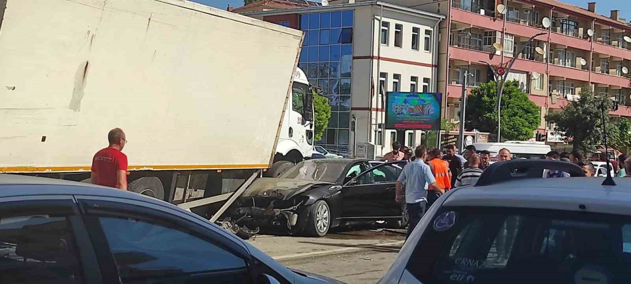 Yozgat’ta freni patlayan kamyon 8 araca çarptı, 3 kişi yaralandı