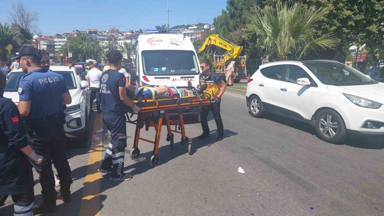 Motosiklet yolun karşısına geçmeye çalışan yayalara çarptı; 4 yaralı