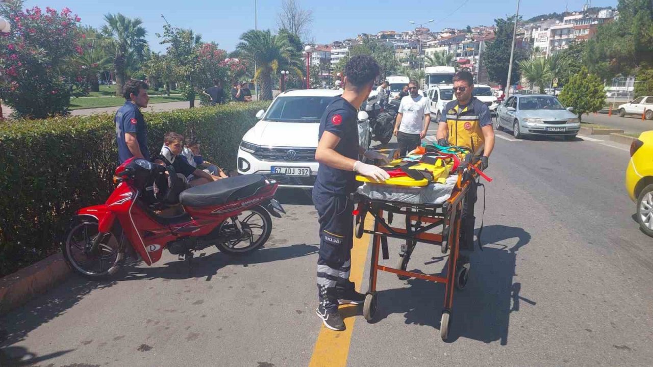 Motosiklet yolun karşısına geçmeye çalışan yayalara çarptı; 4 yaralı