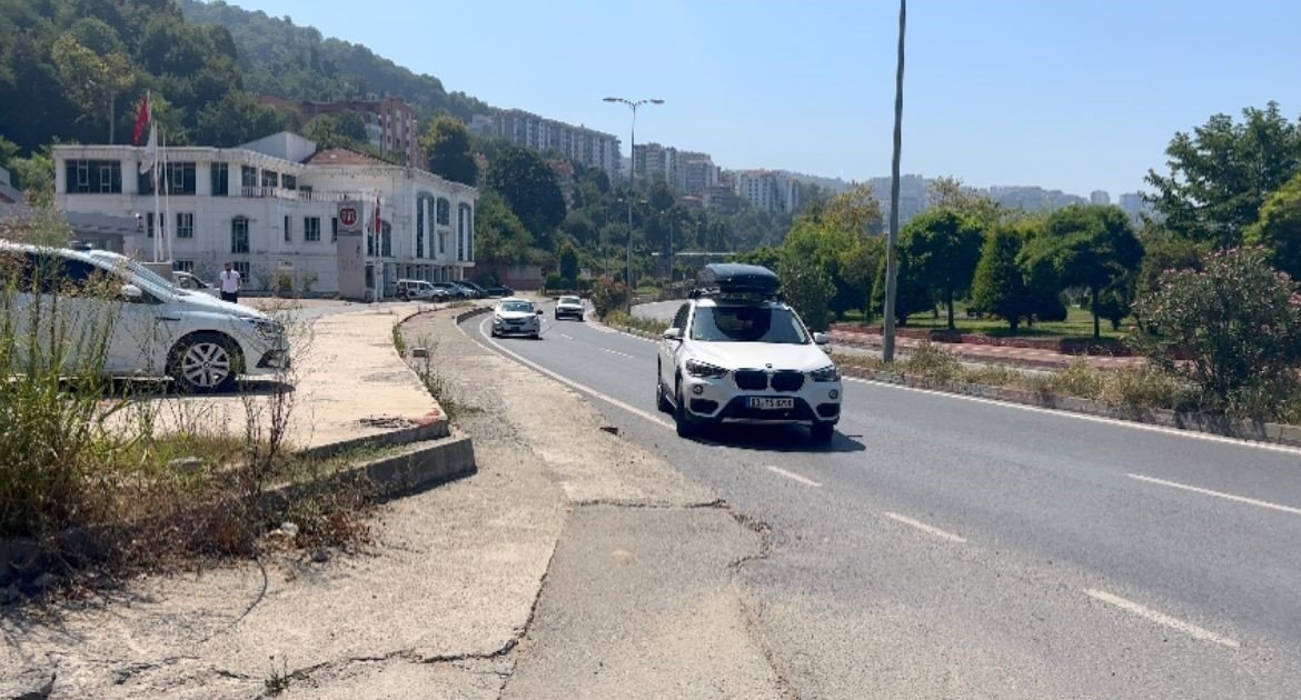 Yol ortasında durup kavga eden sürücüler kazaya neden oldu