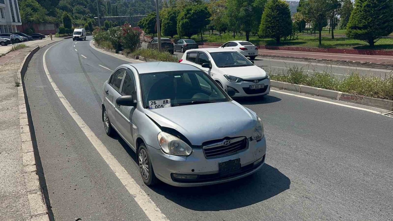 Yol ortasında durup kavga eden sürücüler kazaya neden oldu