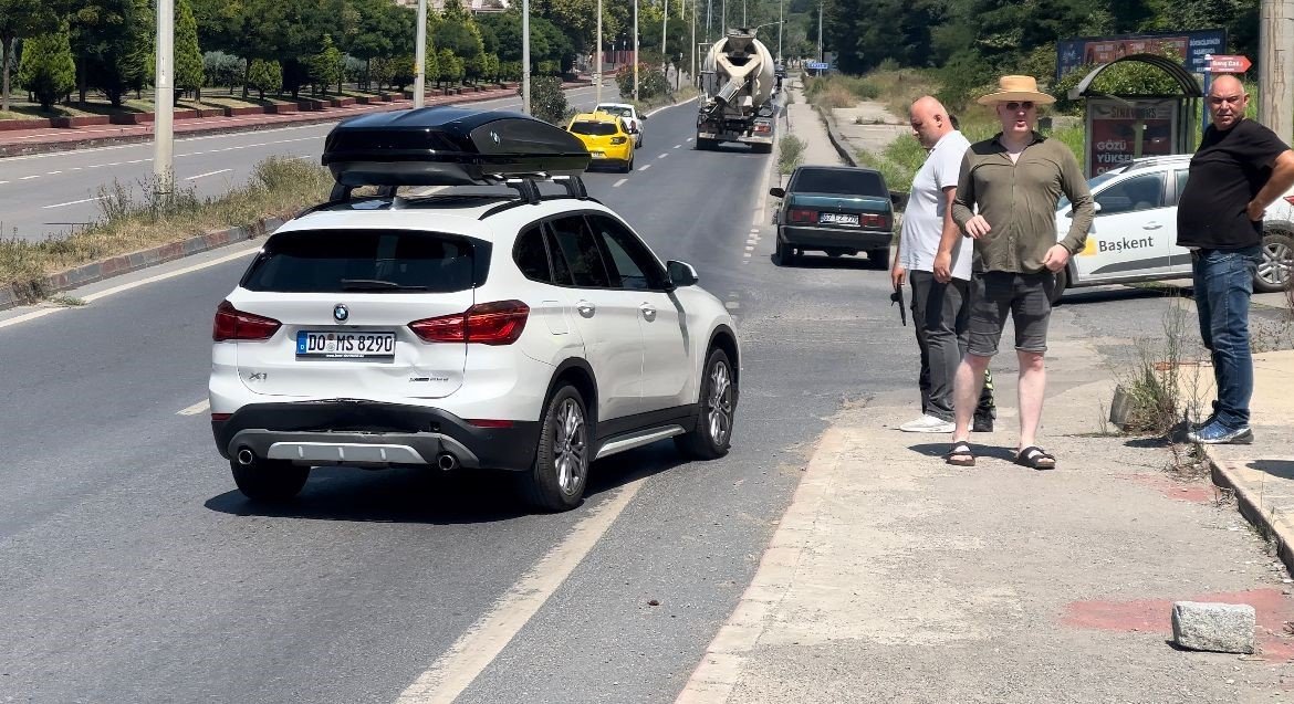 Yol ortasında durup kavga eden sürücüler kazaya neden oldu