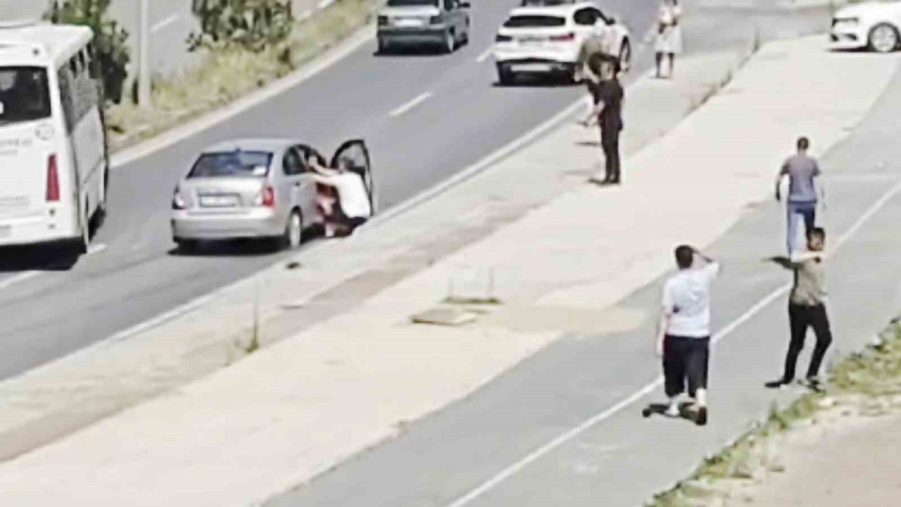 Yol ortasında durup kavga eden sürücüler kazaya neden oldu