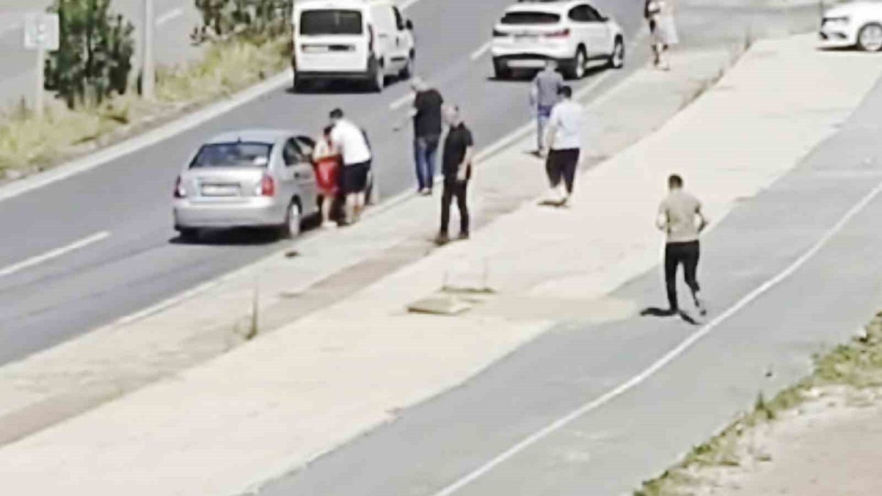 Yol ortasında durup kavga eden sürücüler kazaya neden oldu