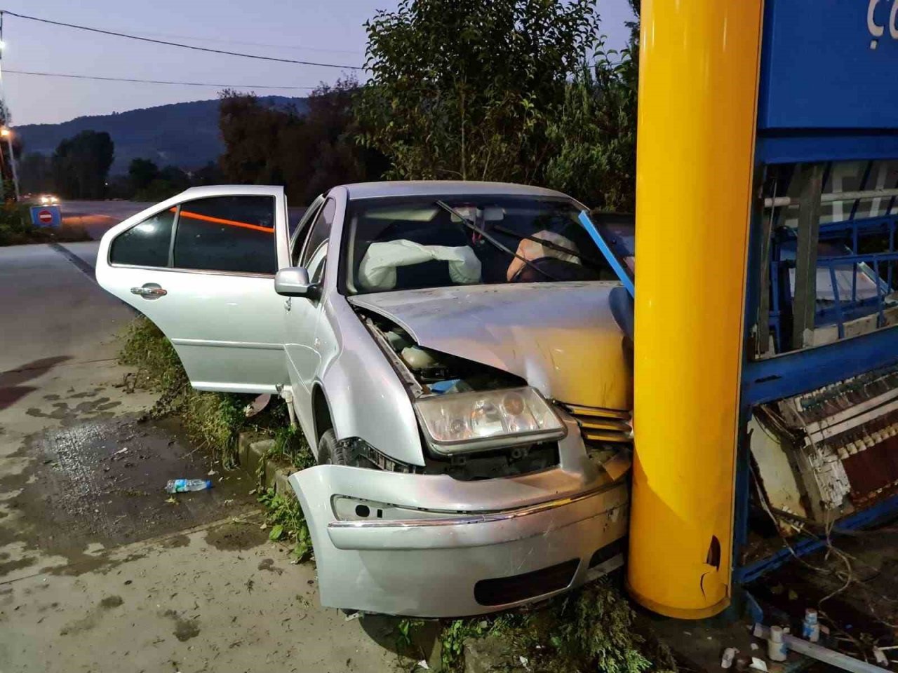 Otomobil akaryakıt istasyonun panosuna çarptı