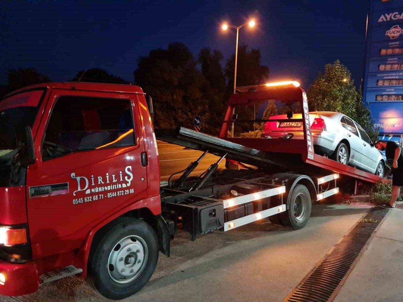 Otomobil akaryakıt istasyonun panosuna çarptı