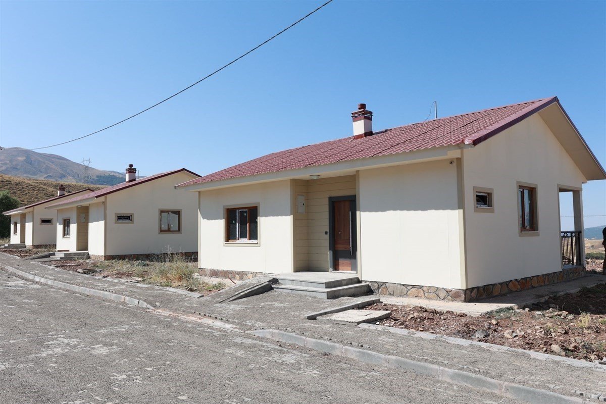 Vali Usta, Karlıova’daki deprem konutlarını inceledi